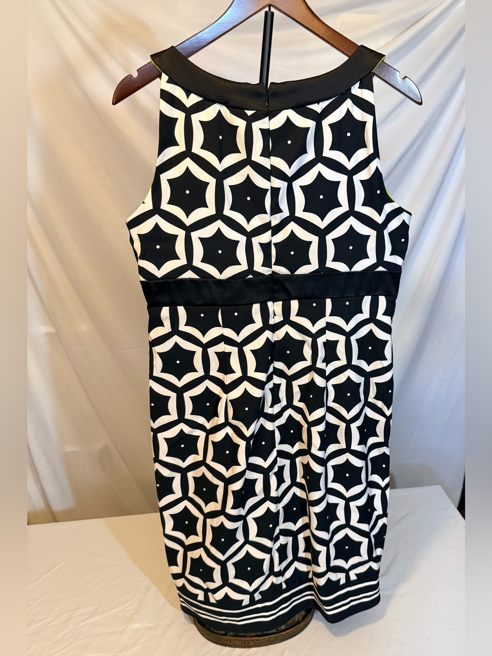 London Times Black & White Geometric Sleeveless Dress with Yellow Accents (GG33) - Picture 16 of 16